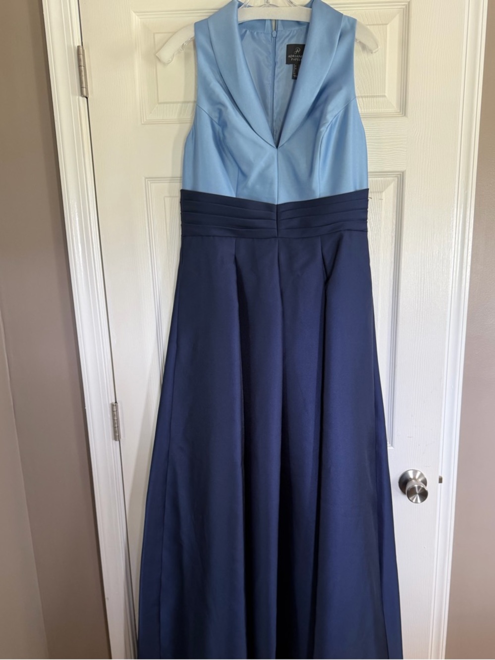 Adrianna Papell
Color Block Mikado Collared V-Neck Sleeveless Tuxedo Gown - Picture 3 of 5